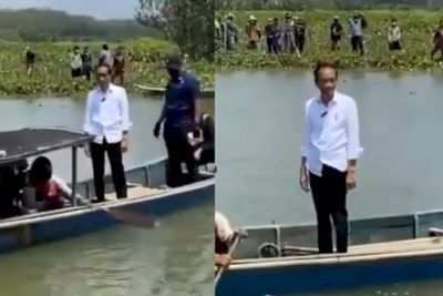 Momen Jokowi Naik Perahu Nelayan untuk Seberangi Sungai Demi Sapa Warga