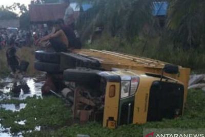 Truk Material Semen Terperosok ke dalam Saluran air, 3 Buruh Tewas Tertimpa Muatan