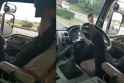 Nekat, Aksi Sopir Truk Kendalikan Setir Pakai Satu Kaki di Jalan Tol