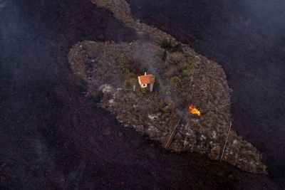 Ajaib! Rumah Ini Selamat dari Lava Gunung Berapi Cumbre Viejo