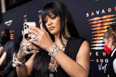 FOTO: Rihanna Mempersembahkan Koleksi Busana Savage X Fenty