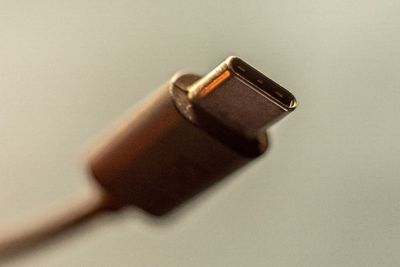 Eropa Berencana Wajibkan Produsen Smartphone Pakai USB Type-C, Termasuk Apple!