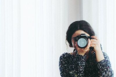 Mitos: Foto Bertiga Membuat Satu Orang Dihilangkan!