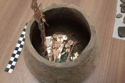 Arkeolog Berhasil Menemukan Guci Keramik Berisi Zamrud Hingga Emas di Bogota, Kolombia!