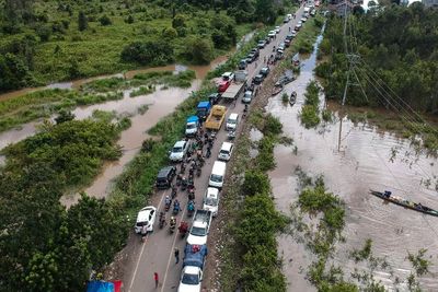 FOTO: Kemacetan Kendaraan di Jalur Nasional Bukit Rawi