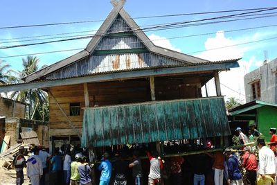 FOTO: Tradisi Memindahkan Rumah Panggung Bugis