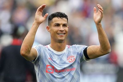 Kendarai Mobil Bentley Rp4,8 Miliar ke Tempat Latihan MU, Ronaldo Dikawal Bodyguard
