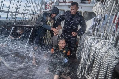 FOTO: Proses Mandi Khatulistiwa di KRI Bima Suci