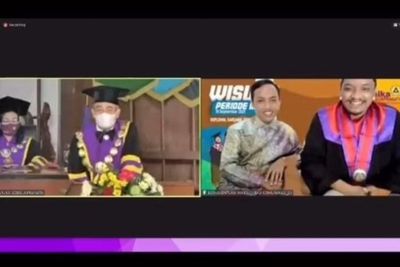 Kocak! Rektor Unika Prank Mahasiswa saat Wisuda Online