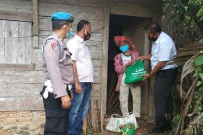Polres Tapsel Bagikan Sembako Tunjangan PPKM Mikro