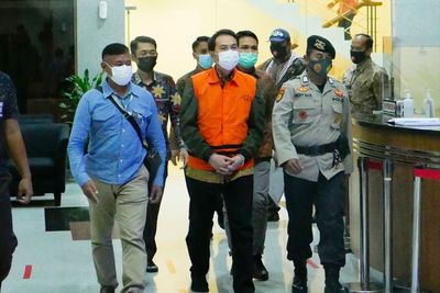 FOTO: Wakil Ketua DPR RI Azis Syamsuddin Jadi Tersangka Suap, Pakai Rompi KPK dan Diborgol