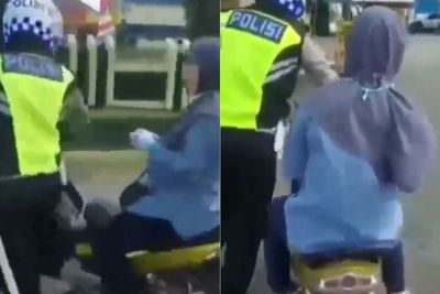 Ngotot Tak Mau Ditilang, Ibu Ini Didorong Polisi di Atas Motor karena Langgar Lalu Lintas