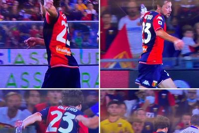 Aneh Tapi Nyata, Momen Pemain Genoa Cetak Gol Spektakuler Sambil Pegang Botol Minum