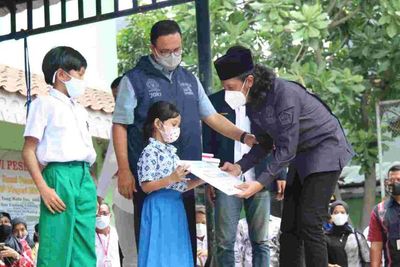 Beri Beasiswa ke Anak Yatim Akibat Covid-19, Anies: Ini Ladang Pahala