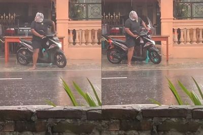 Pemotor Bungkus Kepalanya Pakai Kantong Plastik saat Hujan, Kebingungan Lihat Kanan Kiri
