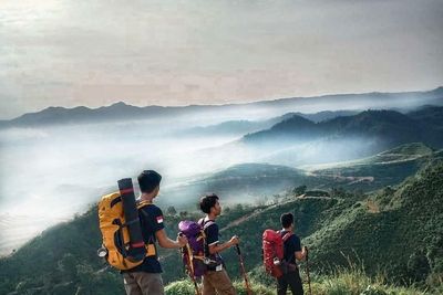 Menjemput Ketenangan di Puncak Manalese, Negeri di Atas Awan Labura
