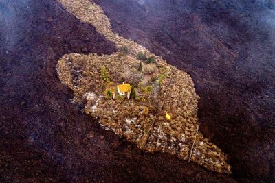 Ajaib! Rumah Ini Selamat dari Terjangan Lava Gunung Cumbre Vieja