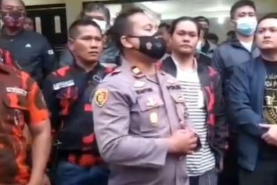 Kapolsek Sukalarang Dikelilingi Anggota Ormas Tak Pakai Masker Usai Bentrok di Cianjur