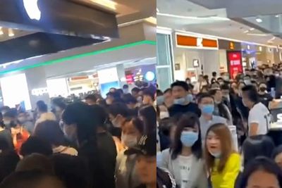 Momen Warga China Berdesak-desakan Berebut Beli iPhone 13, Mal Jadi Lautan Manusia