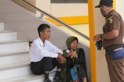 Mengharukan, Ibu Ini Setia Temani Anaknya saat Tes CPNS di Kejaksaan Tinggi Aceh