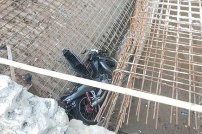 Nahas! Pemotor Ini Tewas Usai Terjun ke Proyek Pembangunan Jembatan di Cisereh Tangerang