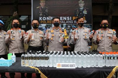 Polresta Malang Kota Sita 2.820 Botol Miras Ilegal yang Hendak Diedarkan