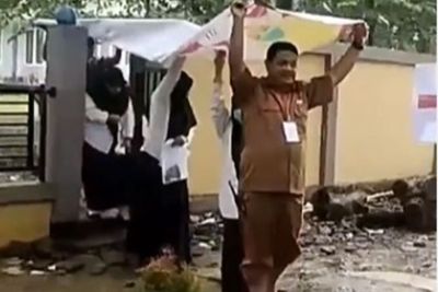 Momen Romantis Panitia Payungi Sejumlah Peserta CPNS Pakai Spanduk saat Hendak Ujian