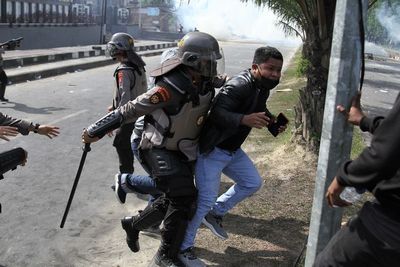 FOTO: Bentrokan Mahasiswa Dengan Kepolisian di Kendari