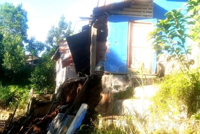 Memilukan, Akibat Erosi, Rumah Pedagang Ayam di Padangsidimpuan Amblas ke Sungai