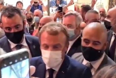 Detik-detik Presiden Prancis Macron Dilempar Telur di Tengah Kerumunan