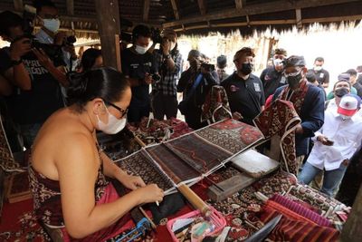 Kain Tenun Gringsing Akan Dijadikan Suvenir KTT G20 di Bali