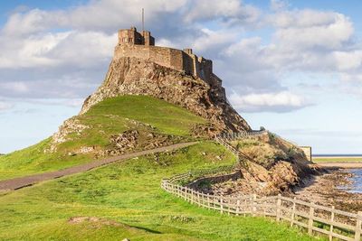 Pulau Suci di Northumberland Ini Cuma Bisa Dikunjungi Dua Kali Sehari karena Ini...