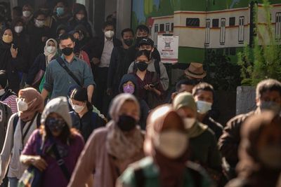 Meski Kasus Covid-19 Turun, Prof Zubairi Djoerban: Jangan Menatap Aneh Orang Bermasker