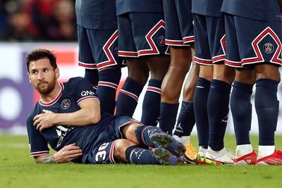 Dibiarkan Berbaring Saat Tendangan Bebas, Rio Ferdinand Anggap Messi Tak Dihargai