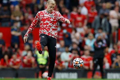 Frustasi di Bangku Cadangan MU, Van de Beek Buang Permen Karet Sembarangan