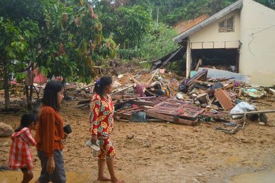 FOTO: Longsor Timbun Rumah di Padang Pariaman