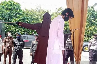 Pelaku Judi Online di Aceh Utara Mendapat Hukuman Cambuk
