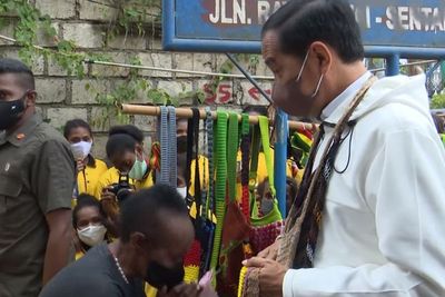 Jokowi Beli Noken, Natalius Pigai Klaim Noken Diakui UNESCO Mulai dari Kontrakan Kecilnya