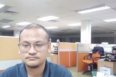 Hiii... Lembur di Malam Hari, Pria Ini Rekam Kursi di Belakang Gerak Sendiri