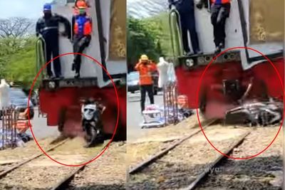 Momen Kereta Api Malang Tabrak Motor Pengendara yang Parkir di Rel, Ringsek Habis-habisan