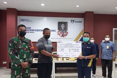 Asabri Serahkan Santunan ke Ahli Waris Anggota TNI-Polri yang Gugur Berantas KKB Papua