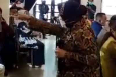 Datang sebagai Tamu, Risma Marah-Marah ke Pegawai Rendahan di Gorontalo: Tak Tembak Kamu!