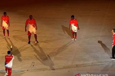 Momen Presiden Jokowi Bermain Bola Dengan Anak Papua Saat Pembukaan PON XX