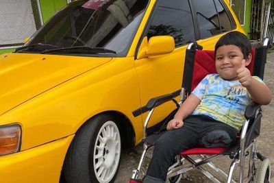 Gofar Hilman Bantu Teman Jual Mobil, Potret Anak Kecil dengan Satu Kaki Ini Bikin Terharu