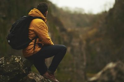 20 Perlengkapan Hiking untuk Pemula agar Aman dan Nyaman di Alam Terbuka