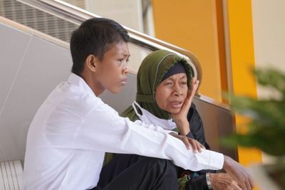 Viral Kisah Ibu Temani Anak Ikut Tes CPNS & Kendarai Motor 200 Km, Namun Tak Lulus
