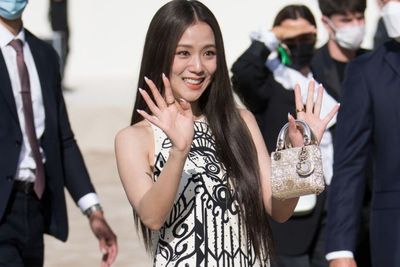 CEO Dior Sebut Siap Ambil Jisoo BLACKPINK bila Ditelantarkan YG Entertainment