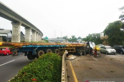 Truk Trailer Kecelakaan di Tol Purbaleunyi hingga Tutup Arah Berlawanan
