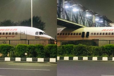 Duh! Pesawat Air India Ini Nyangkut di Bawah Jembatan Penyeberangan Orang, Ini Alasannya