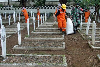 FOTO: Aksi Bersih-bersih TMP Jelang HUT TNI Ke-76